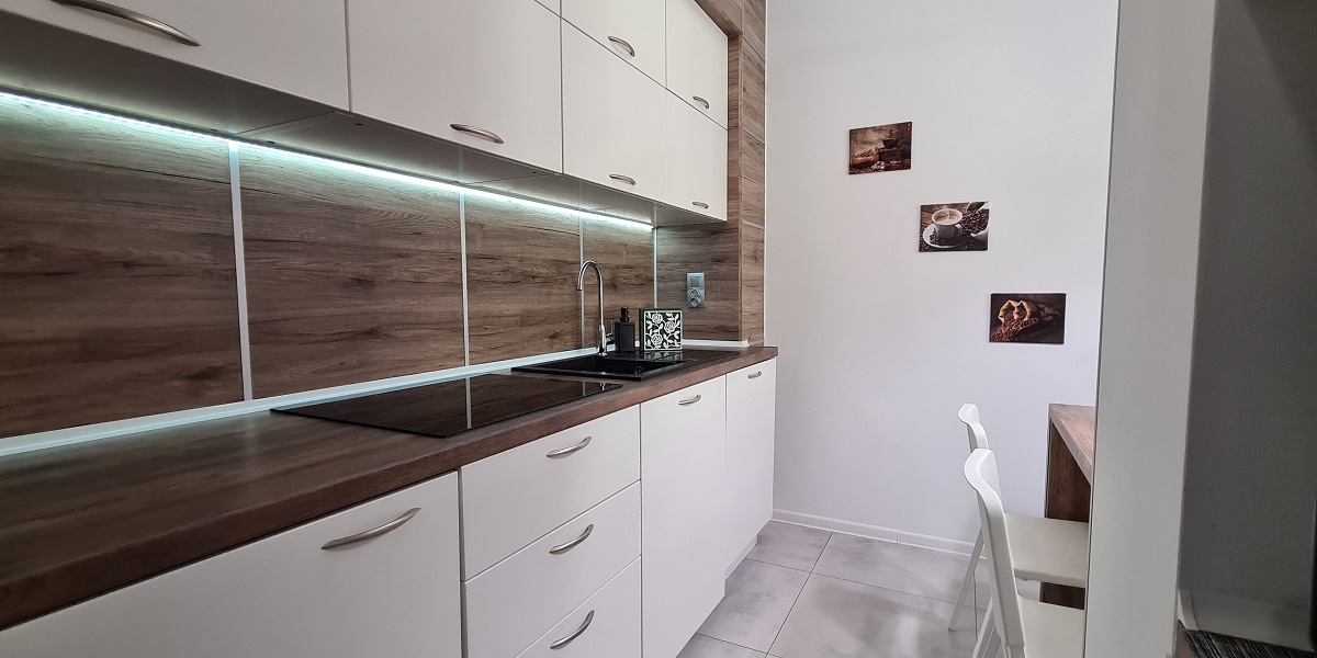 W pełni wyposażony aneks kuchenny w apartamencie w Polanicy-Zdroju